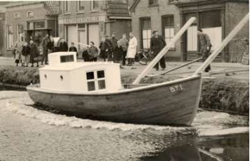 De nieuwe motorboot (BT1), gebouwd door de firma Blaak is te watergelaten in 1954 te Sappemeer. 